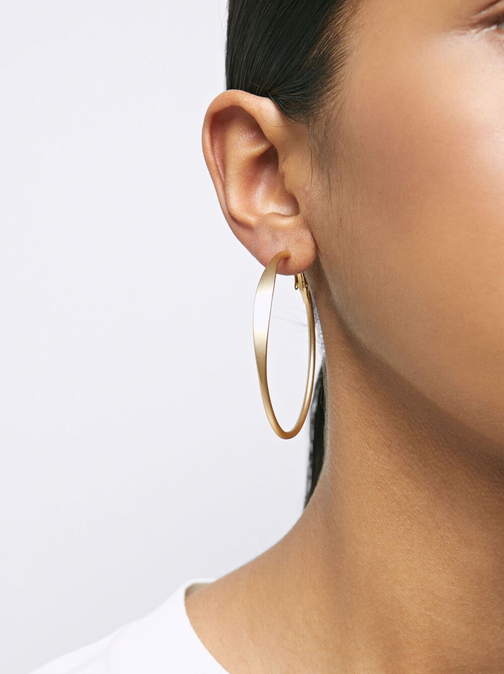 Basic medium hoop earrings