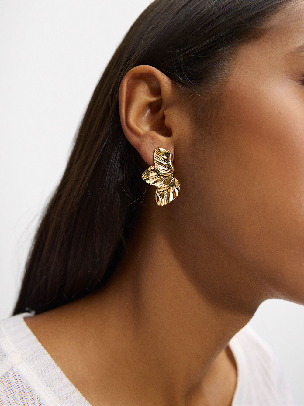 Pendientes media flor en relieve