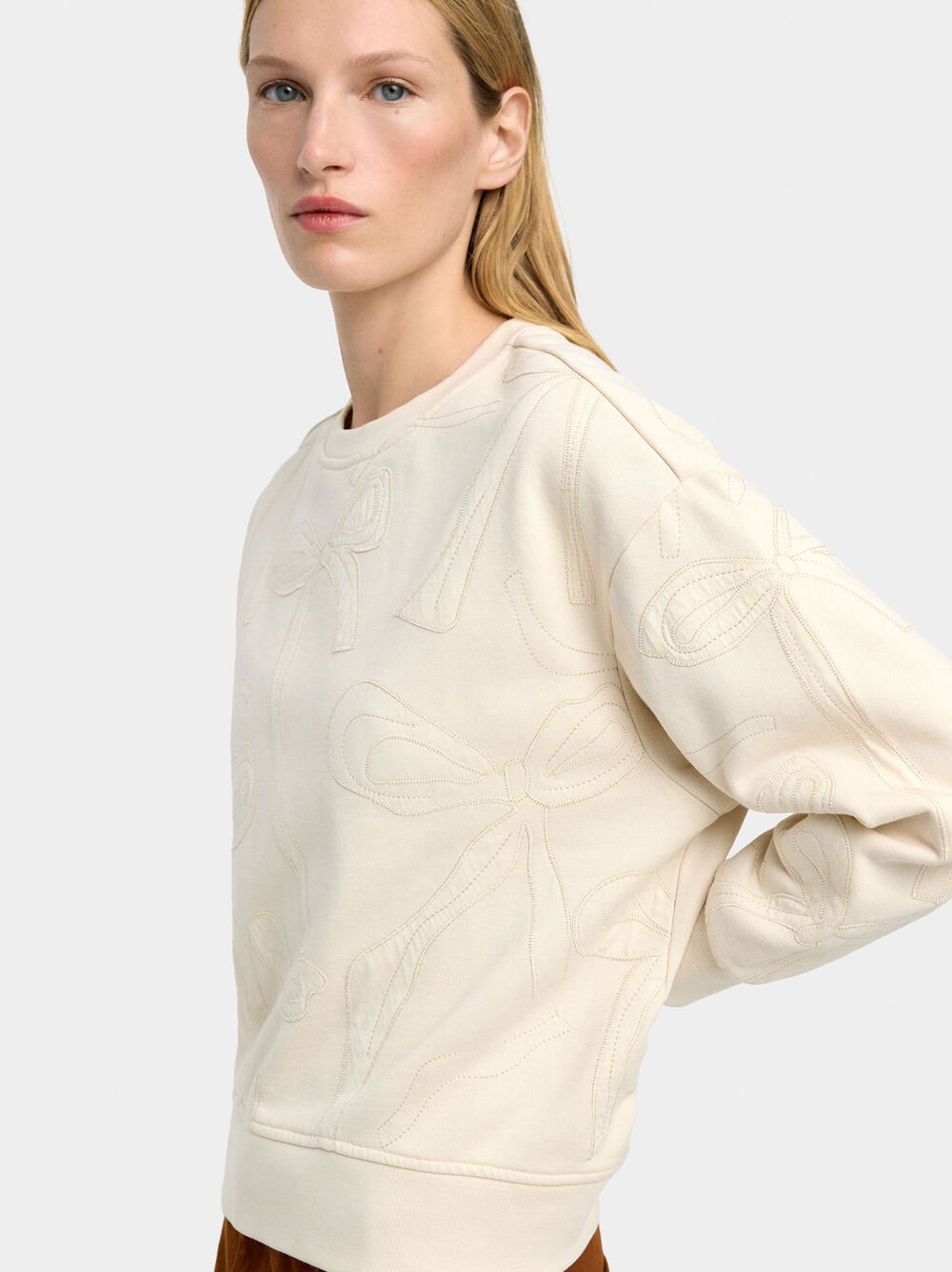 Sweatshirt with embroidered bows