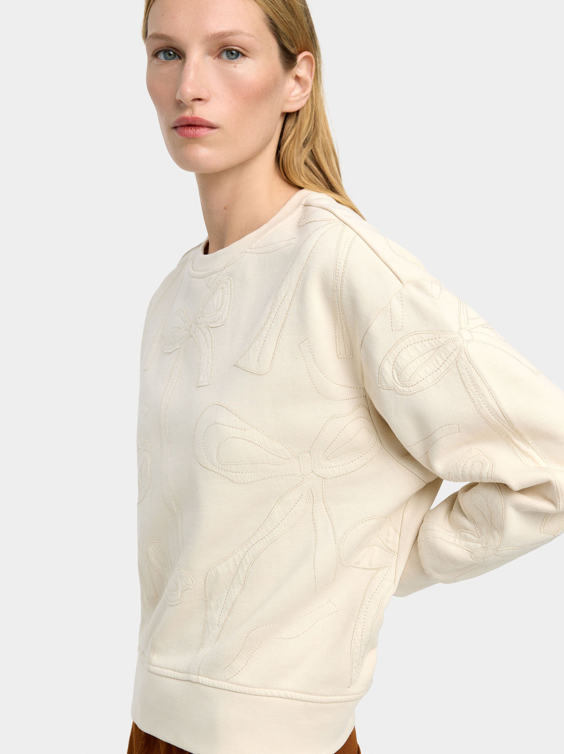 Sweatshirt with embroidered bows image number 1.0
