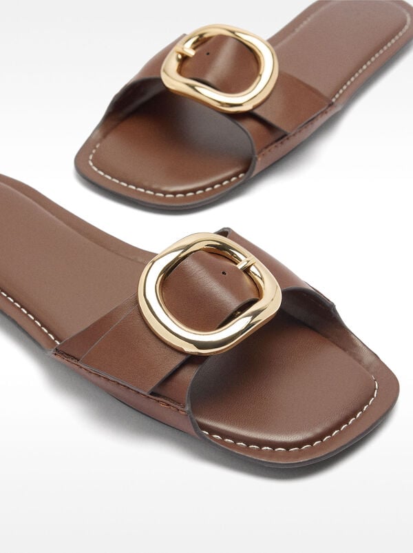 Flat sandals with buckle