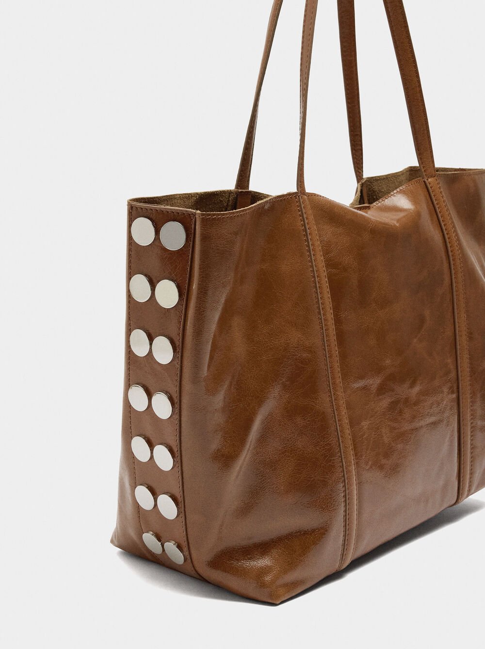 Bolso shopper de piel con tachuelas