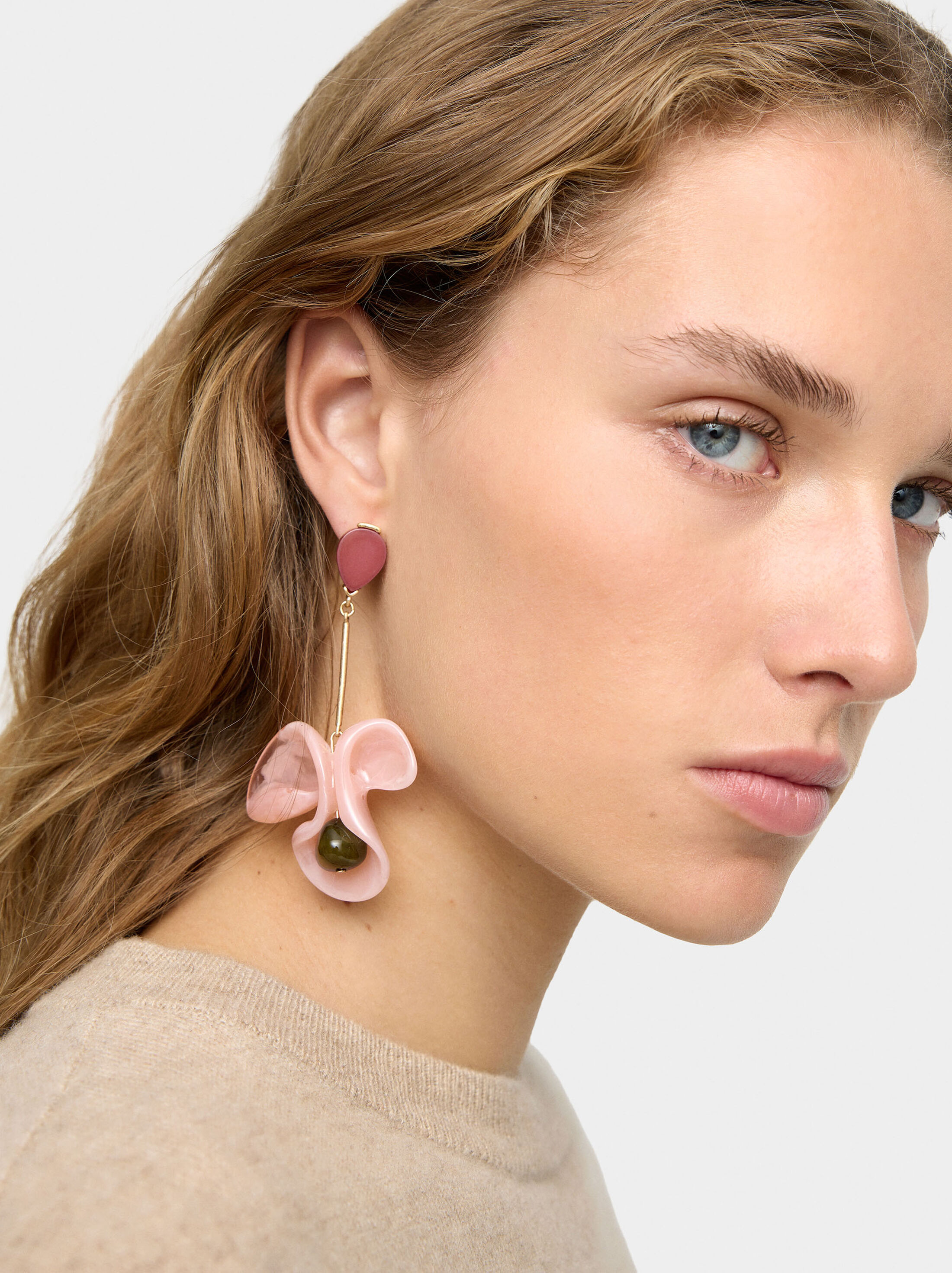 Long earrings with resin flower image number 0.0