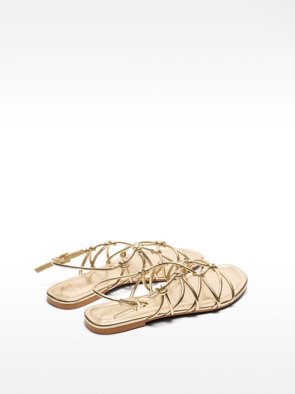 Flat sandals with crossed straps and knots