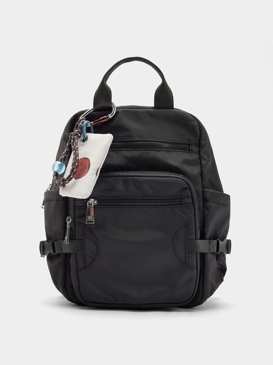 Mochila de nylon con colgante