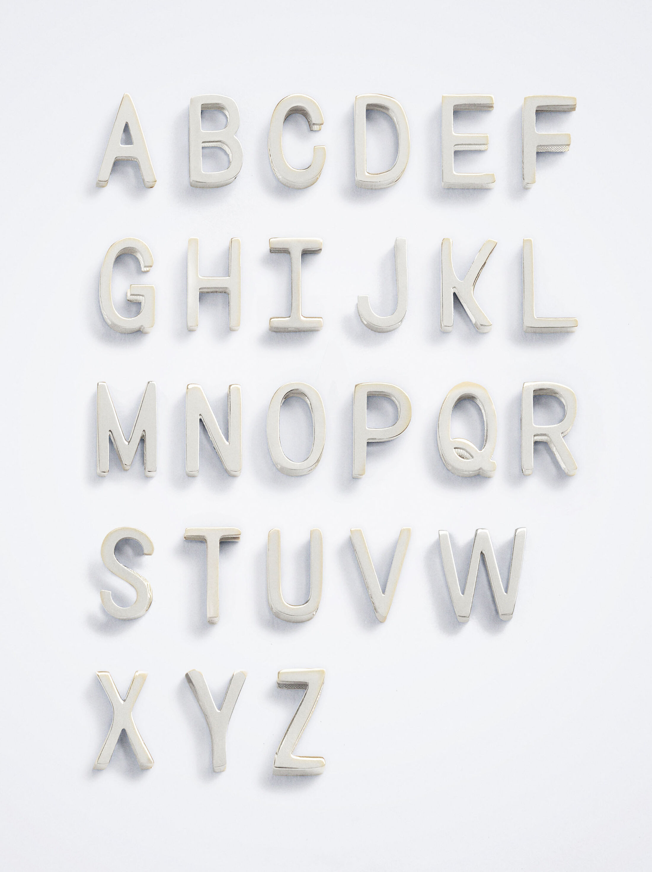 Charm de acero inoxidable letra A image number 2.0