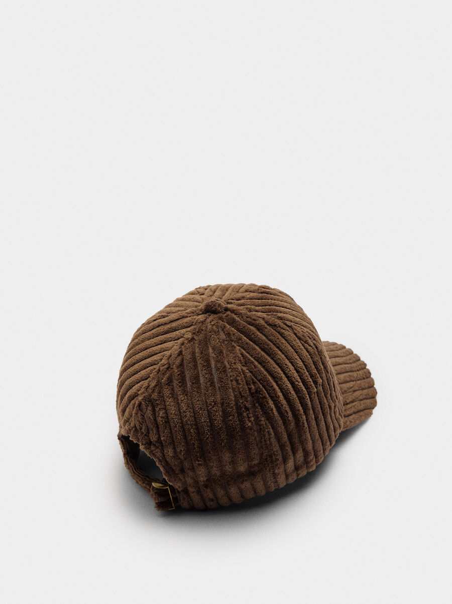 Gorra canalada de terciopelo