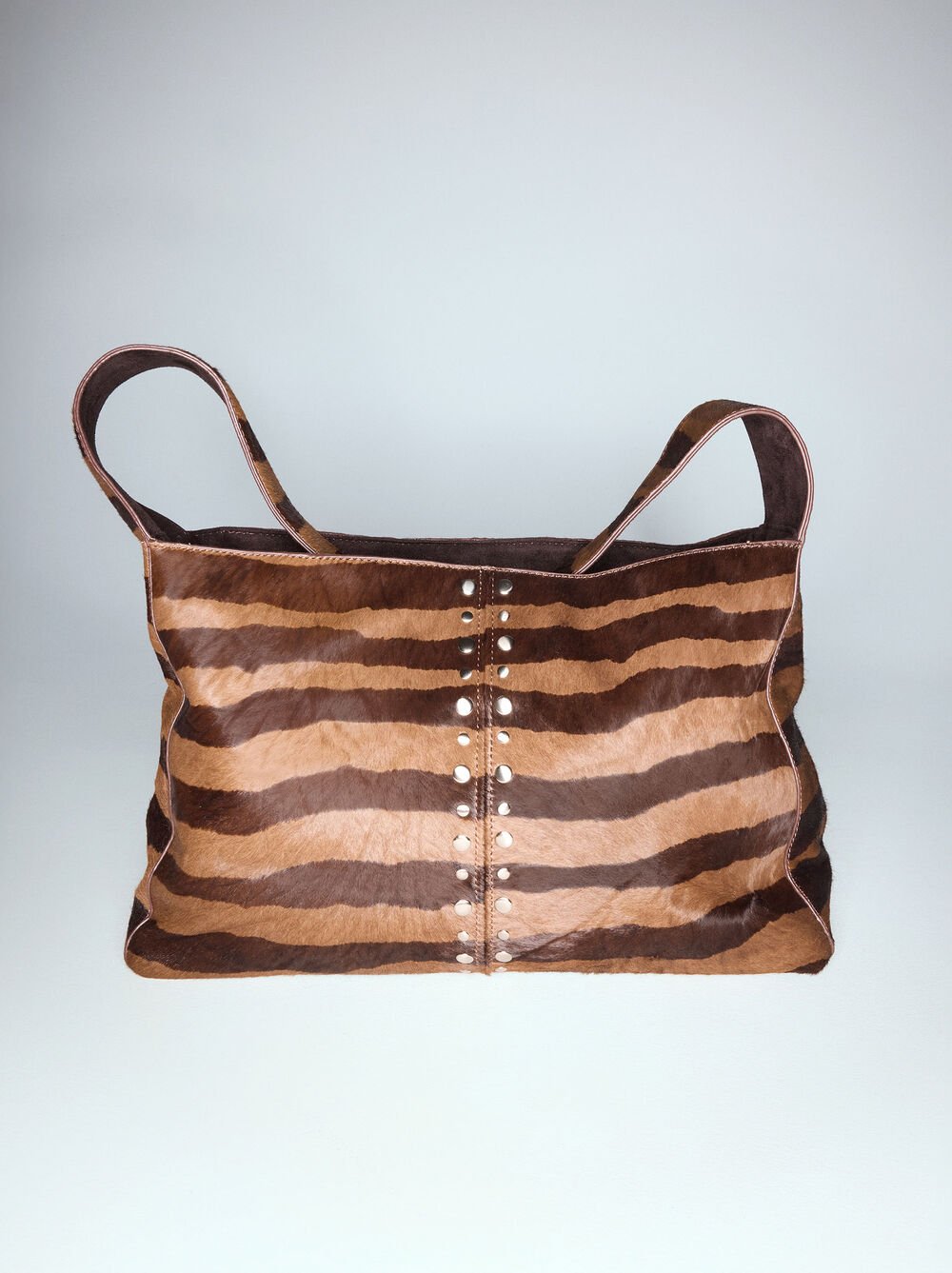 Bolso de mano de piel con tachuelas