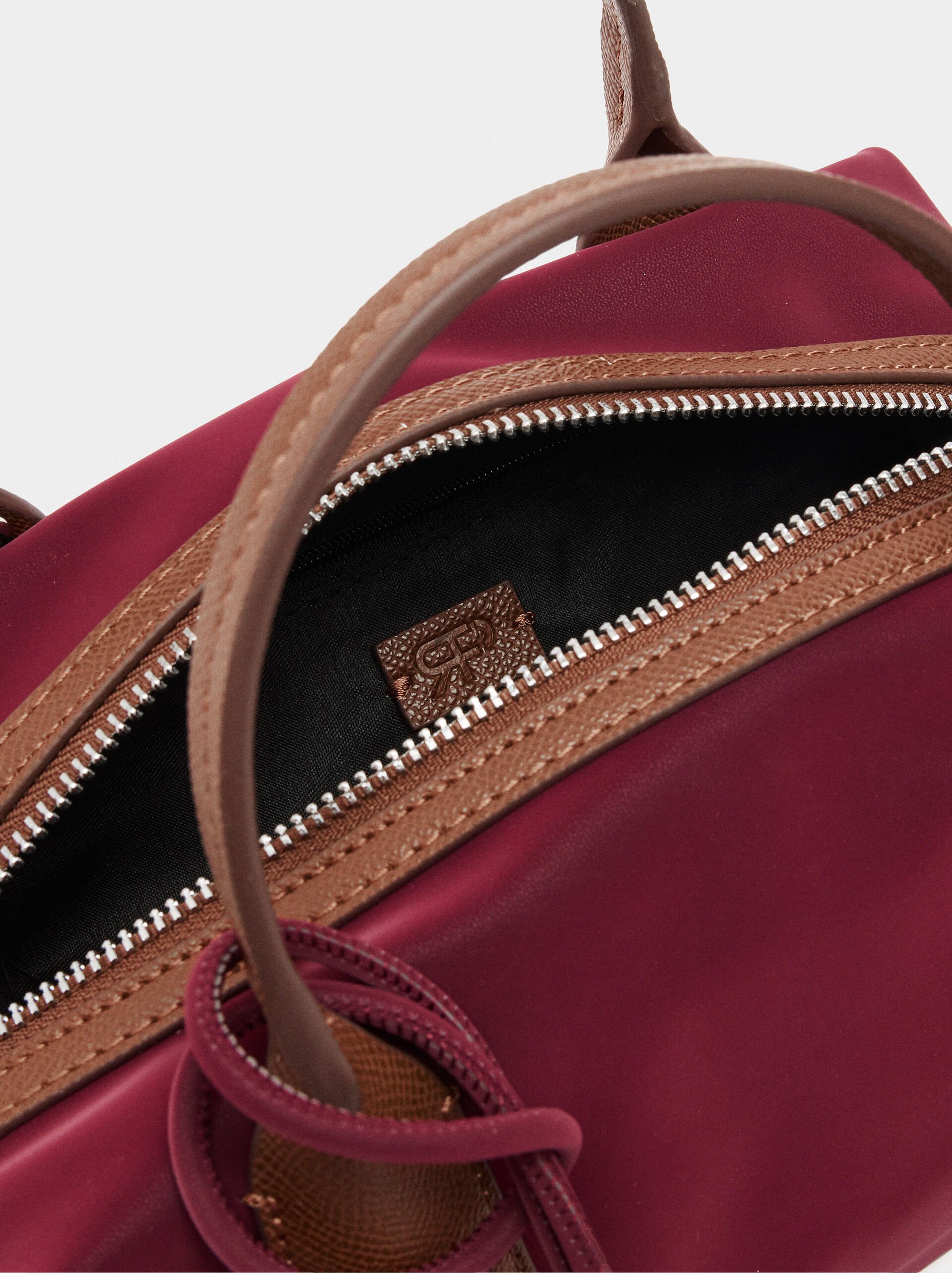 Sac cabas texture douce avec pendentif image number 4.0