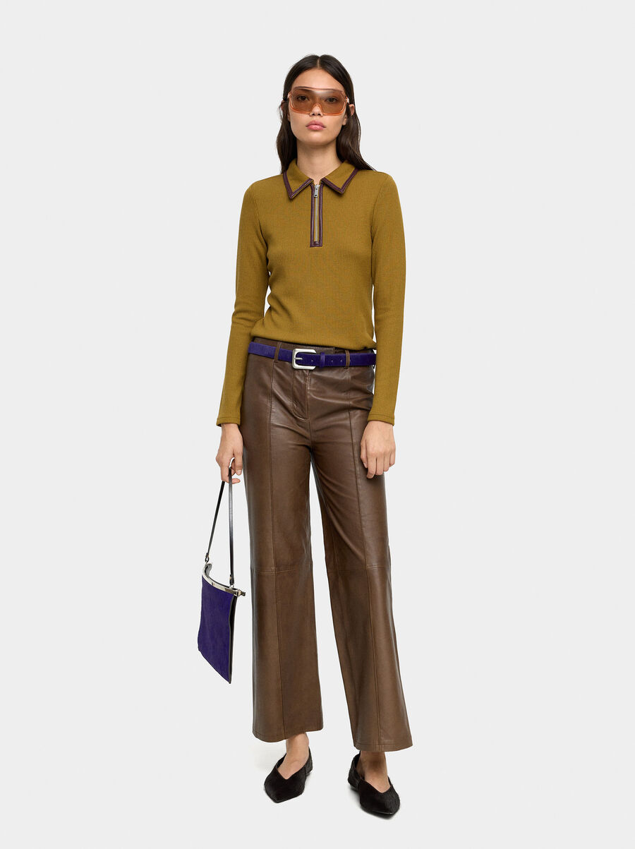 Top canelado de cuello polo