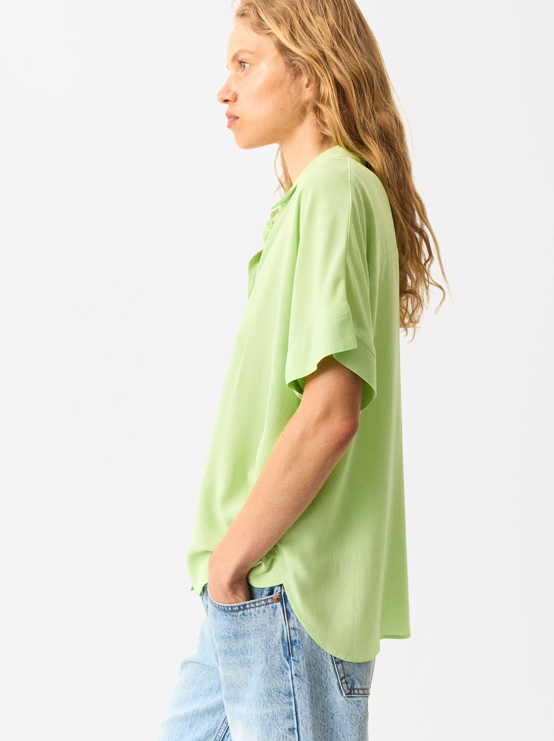Short-Sleeved Shirt With Buttons image number 2.0