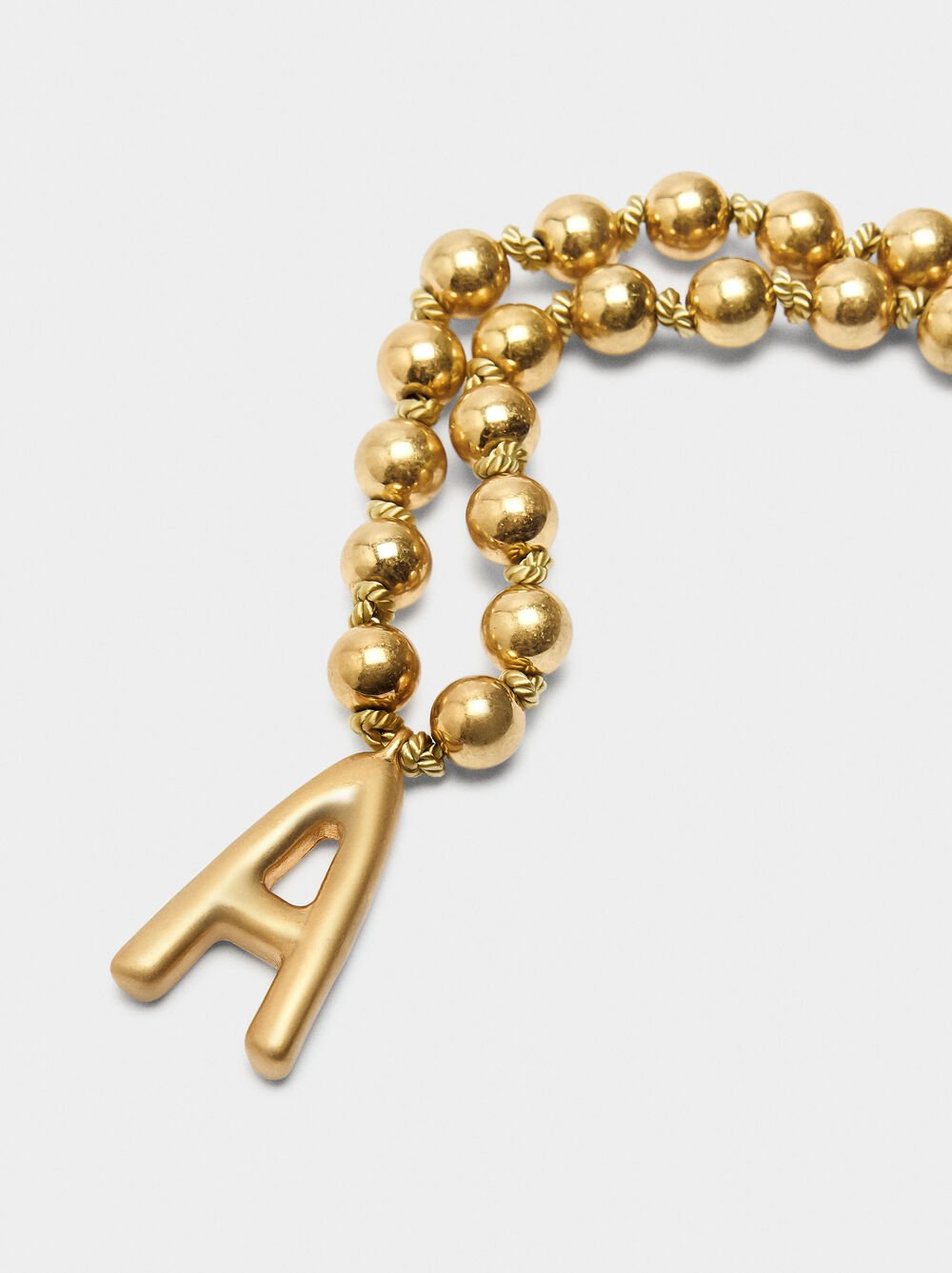 Short necklace with gold beads