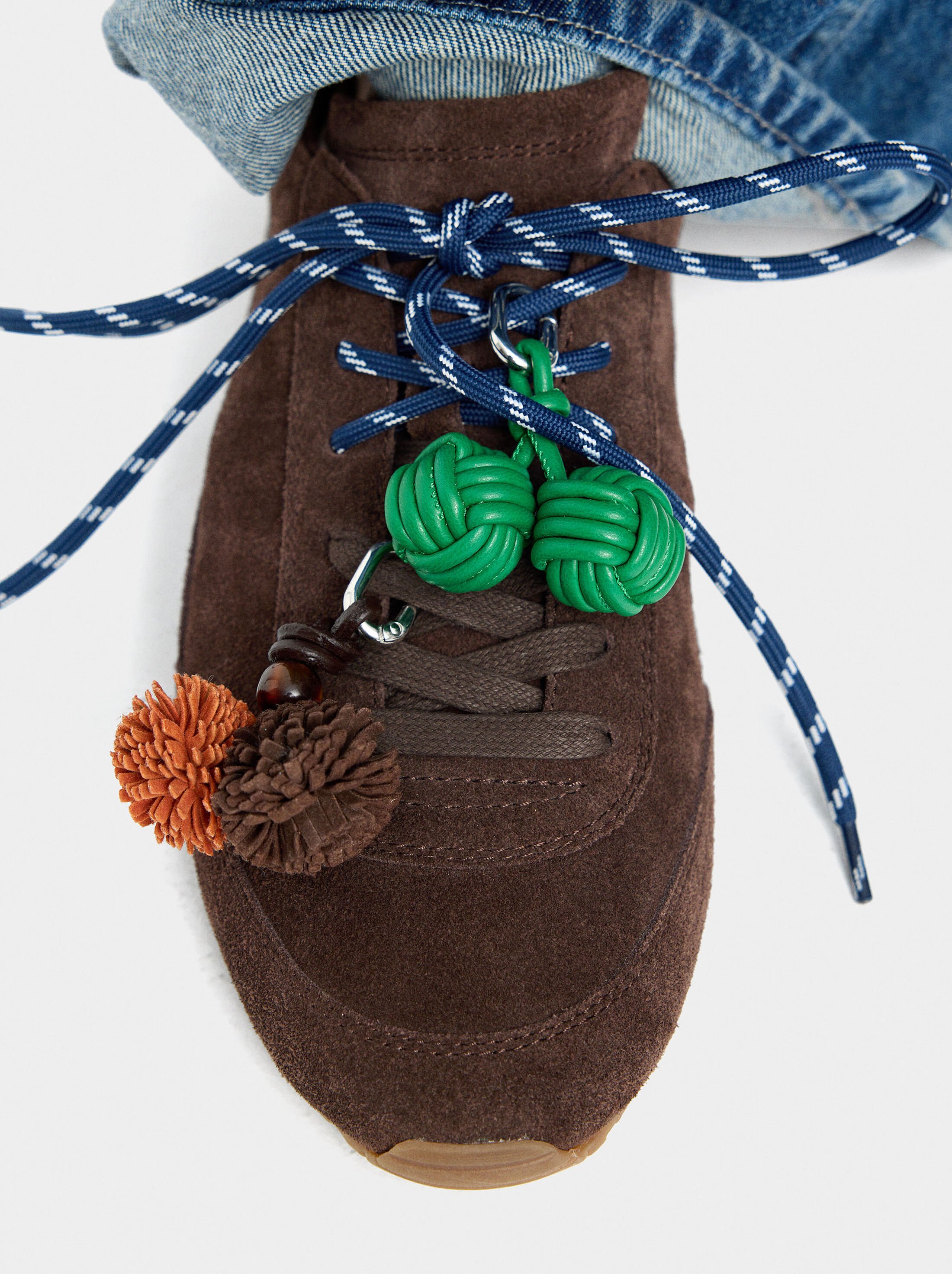 Shoelaces with pendant image number 3.0