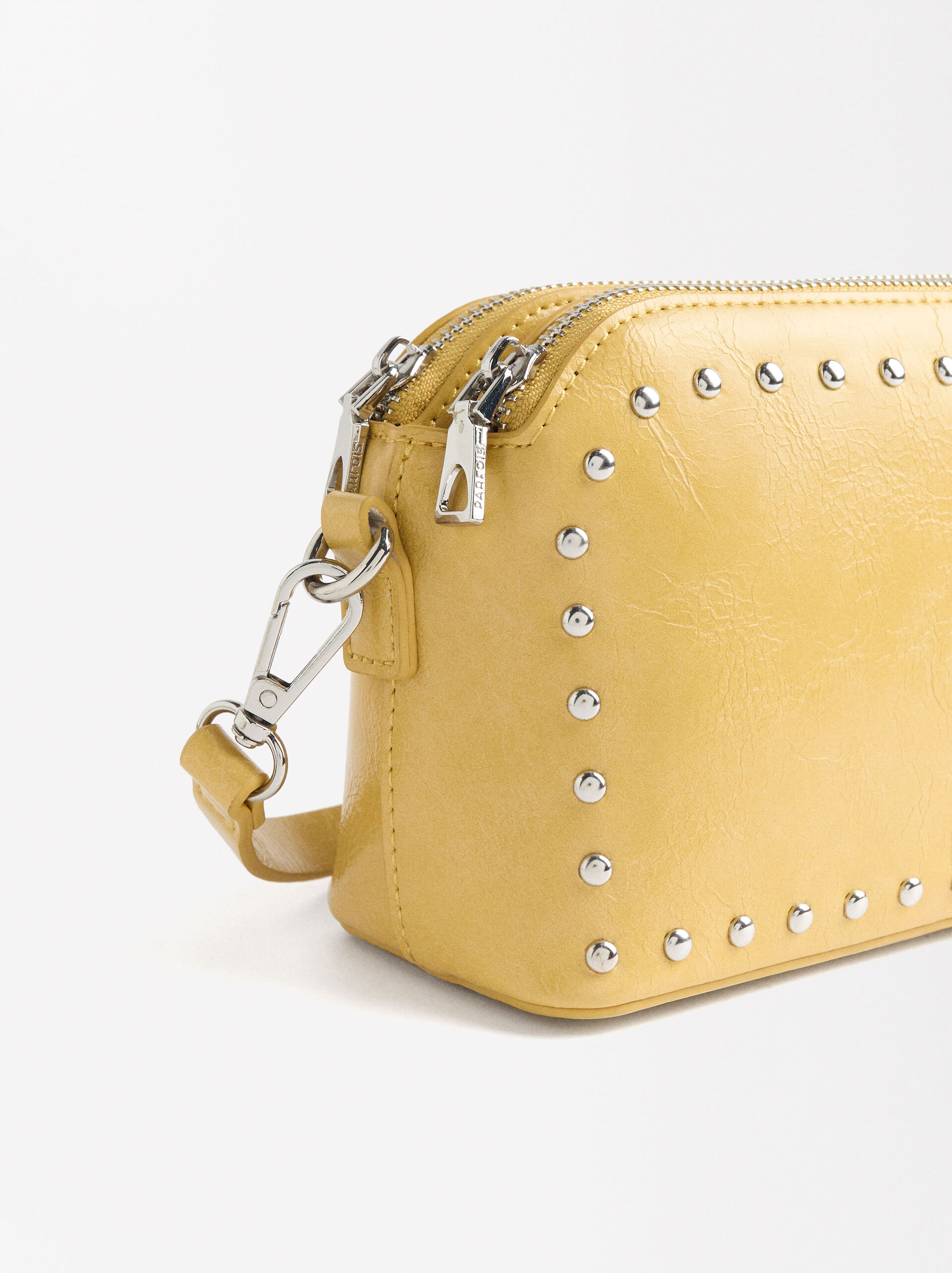 Bolso bandolera con tachuelas image number 2.0