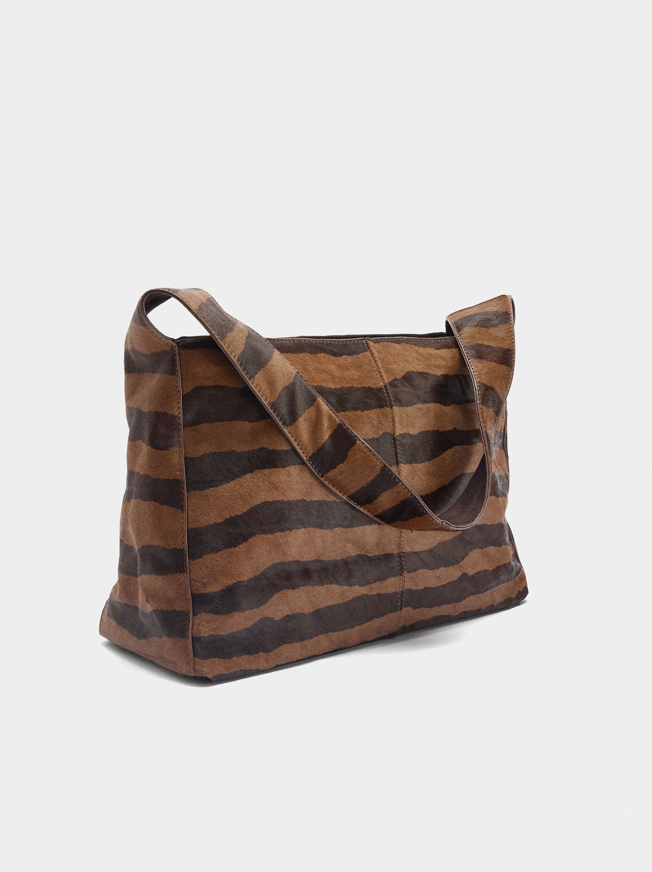 Bolso de mano de piel con tachuelas image number 2.0