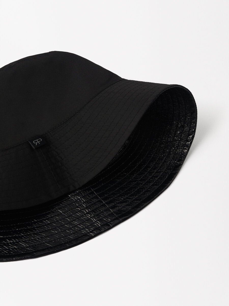 Reversible bucket hat