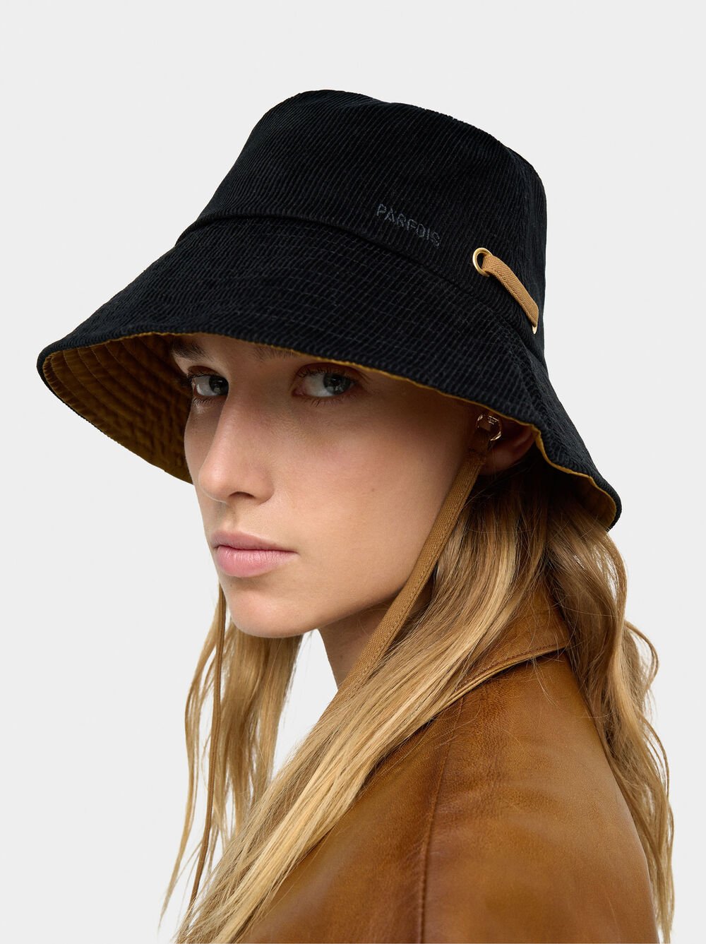 Cappello bucket con cinturino regolabile