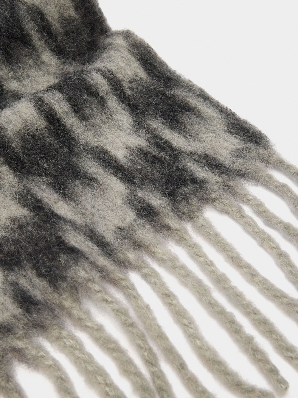 Printed scarf with fringing