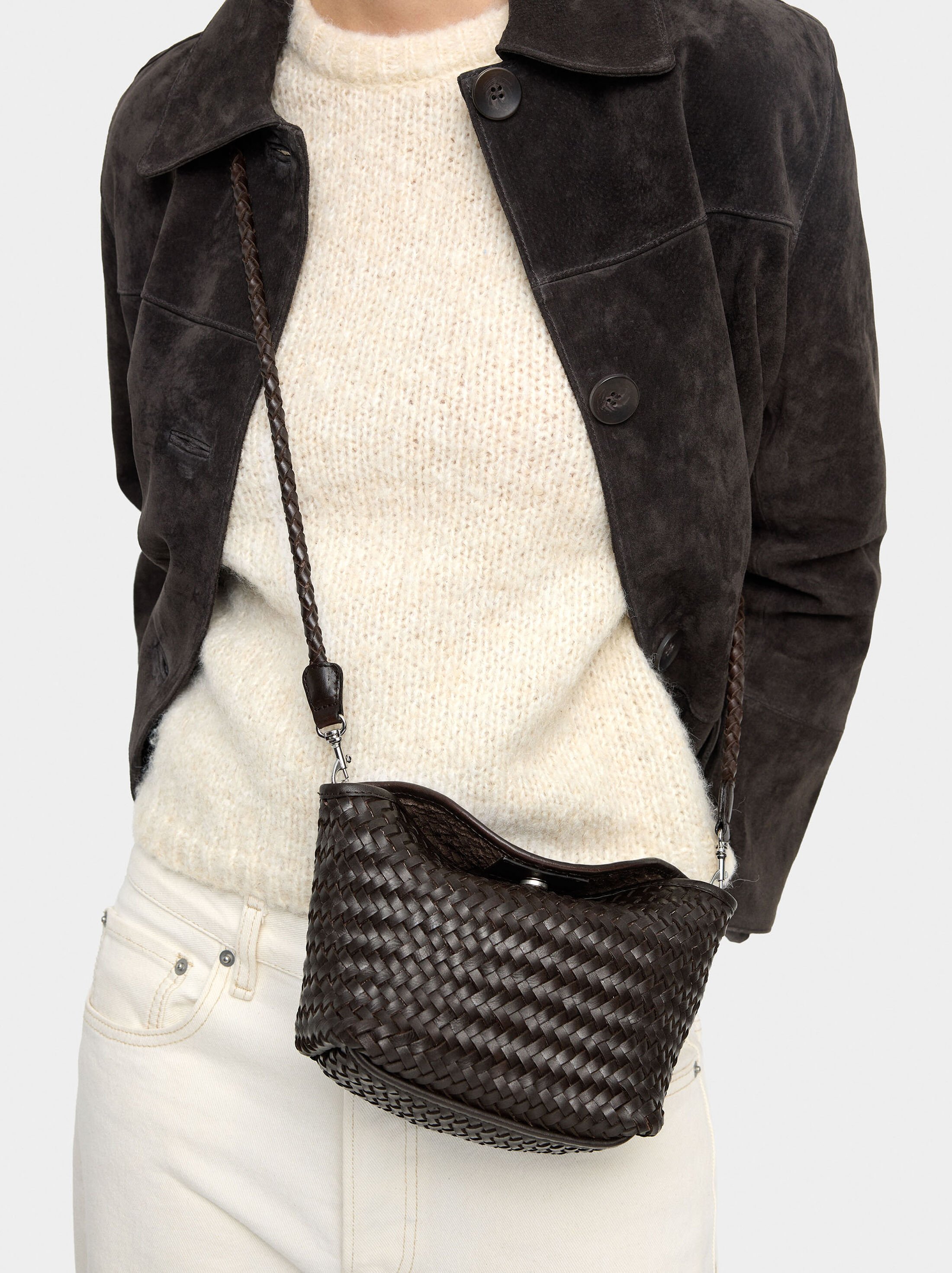 Bossa bandolera de pell trenada image number 6.0