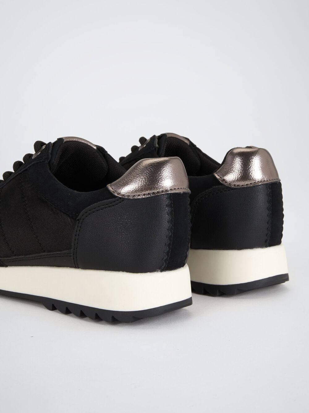 Trainers With Contrast Sole