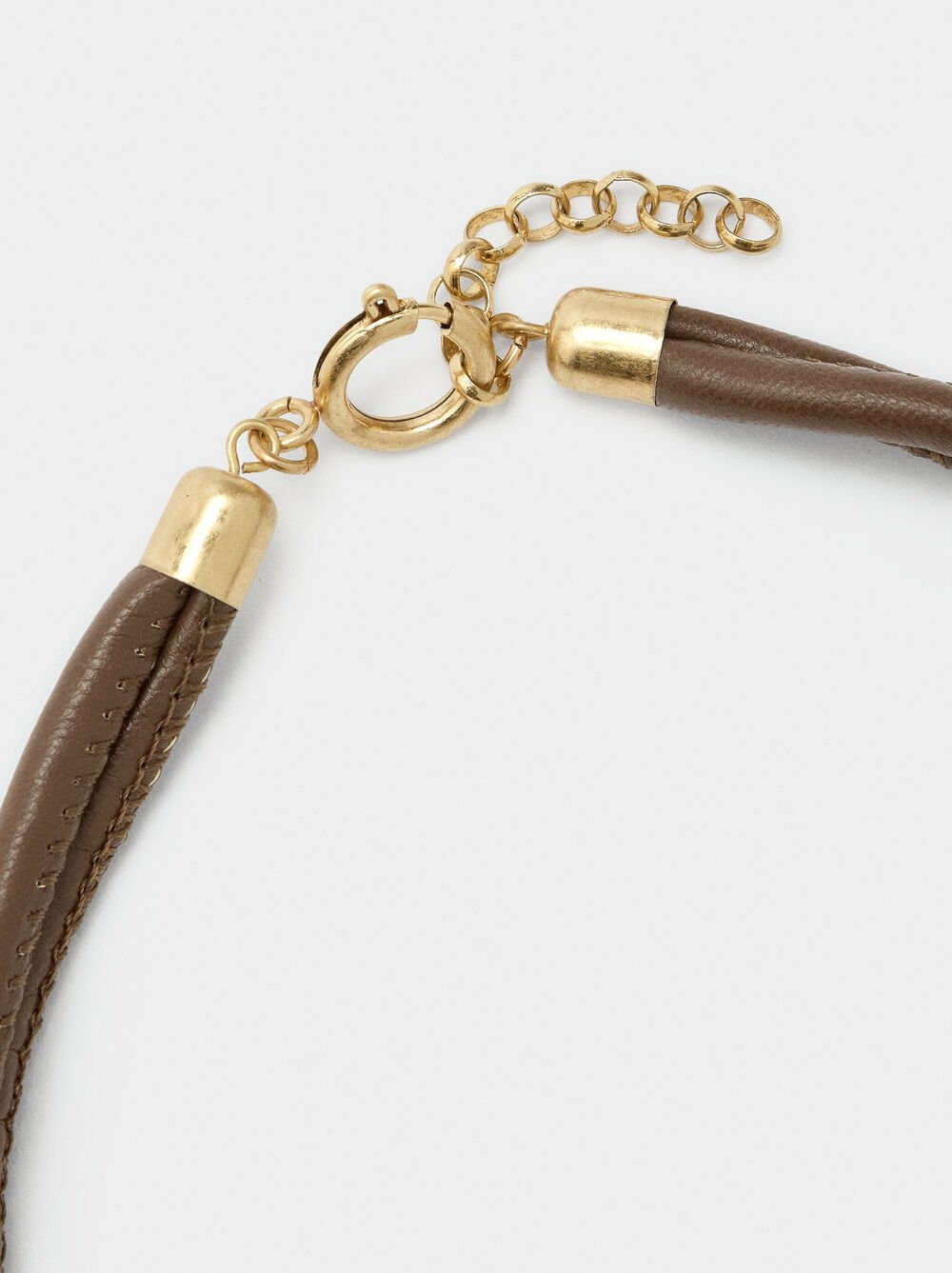 Short necklace of links with cord