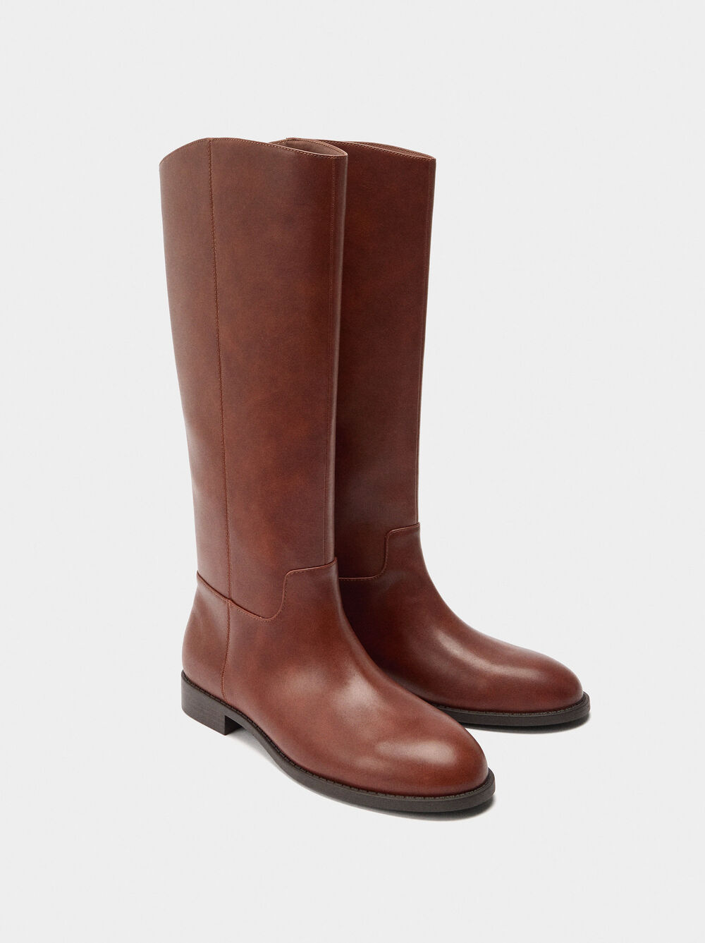 Stiefel mit hohem Schaft und niedrigem Absatz