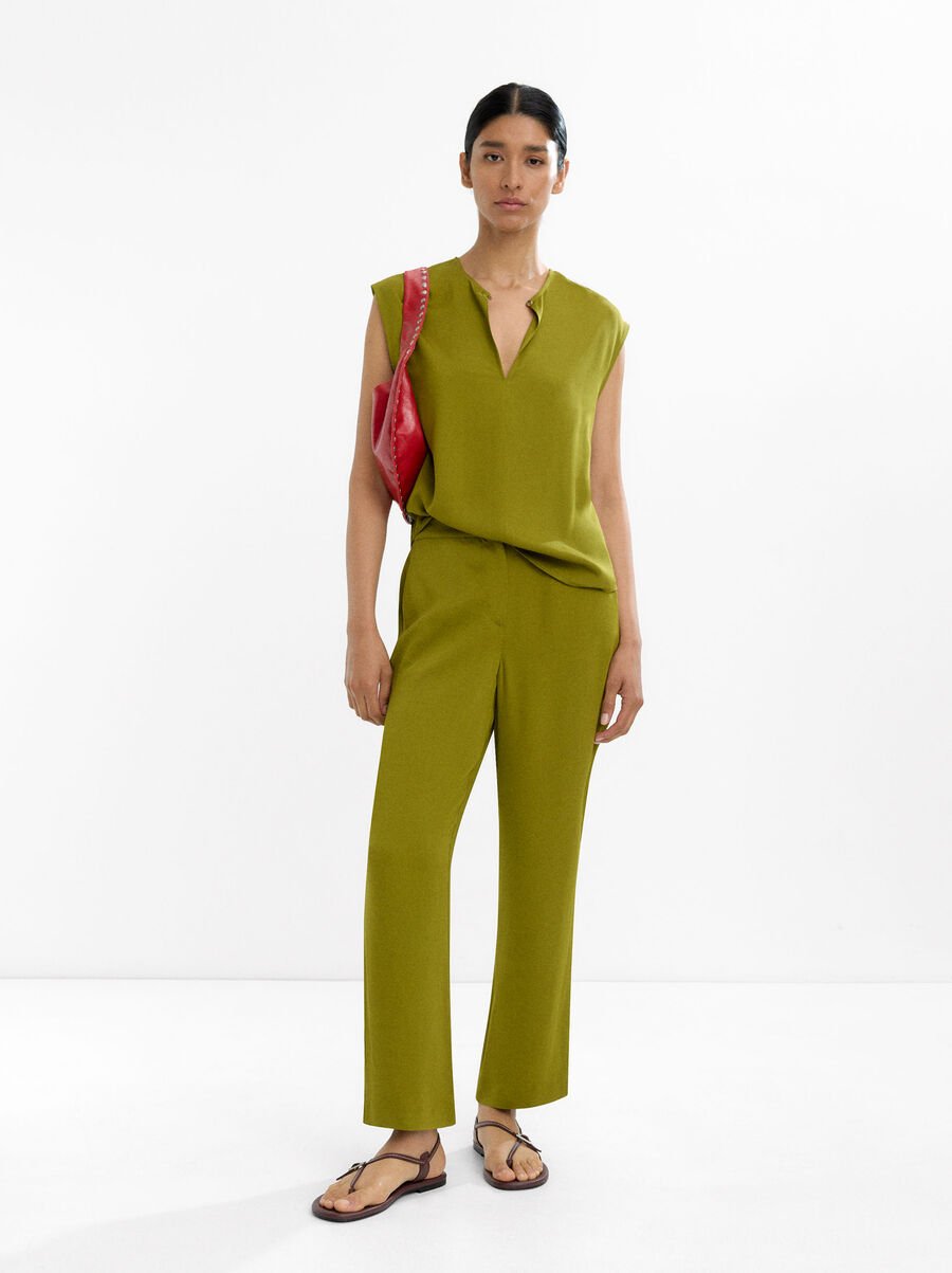 Straight trousers with pockets