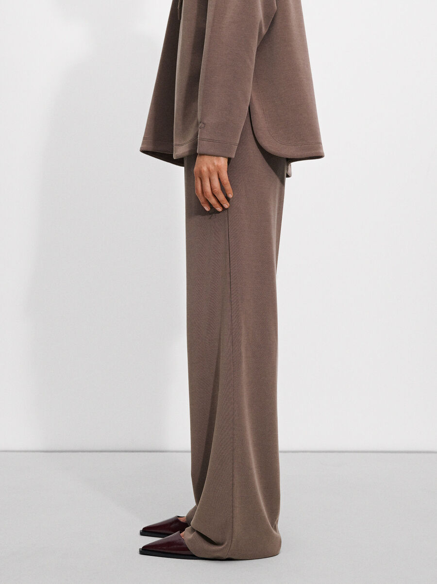 Loose-fitting trousers with elastic waistband