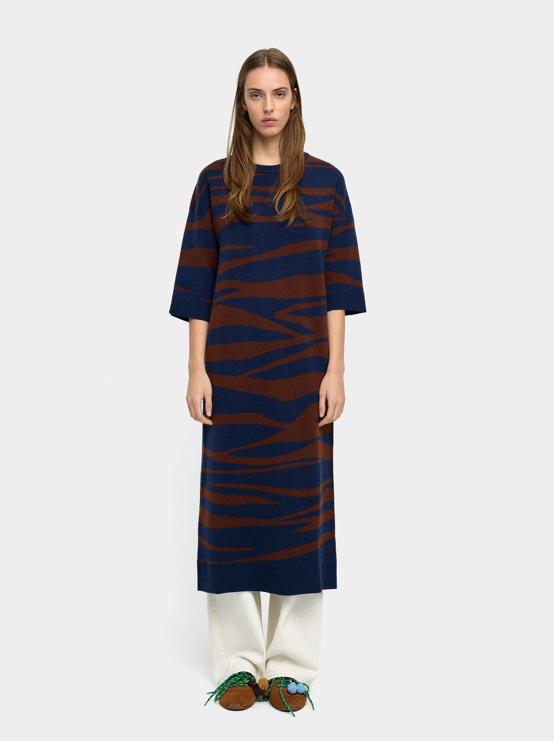 Jacquard knit dress image number 3.0
