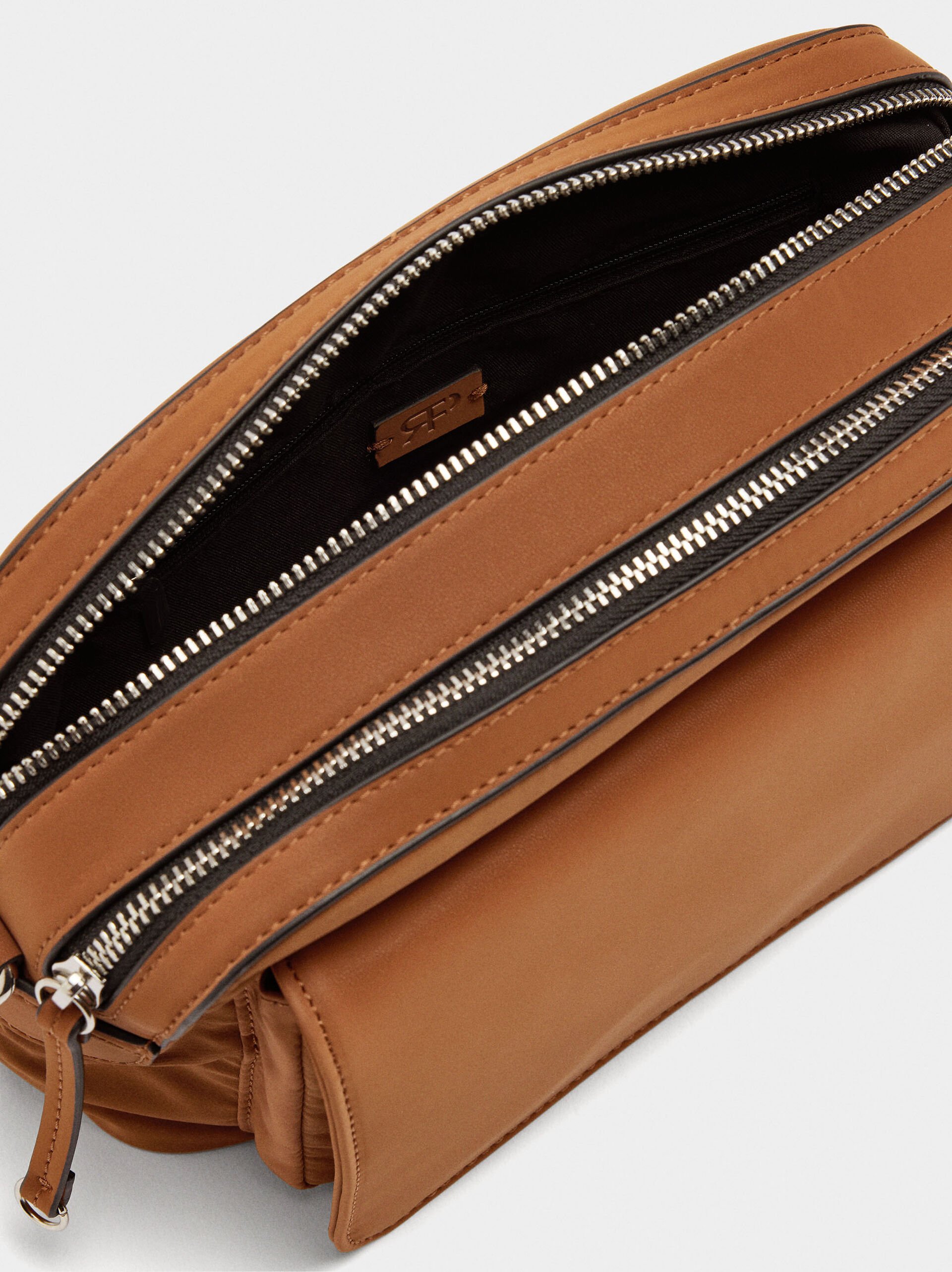 Bolso bandolera de nylon con solapa image number 4.0