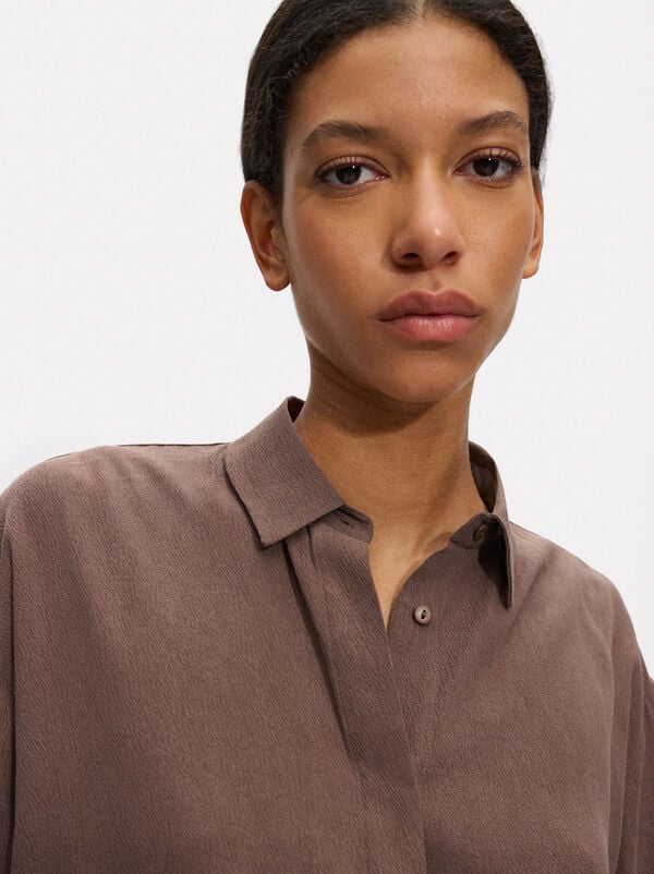 Flowing shirt with buttons