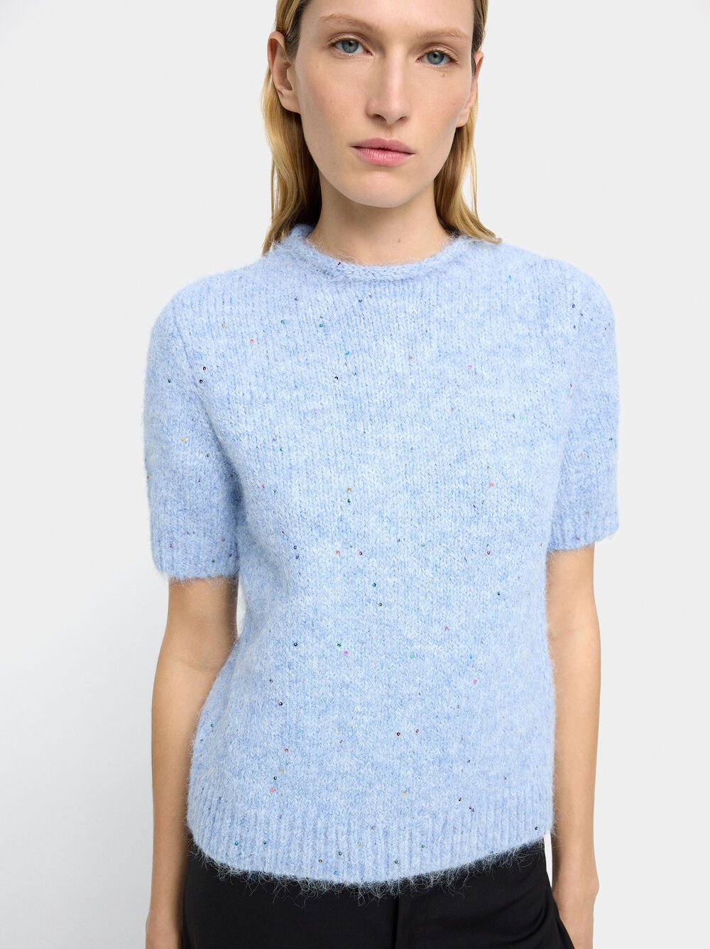 Short-sleeve knit sweater with sequins