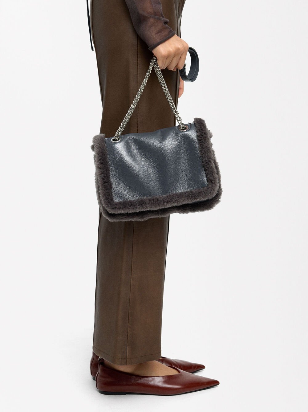 Shoulder bag with fur effect edges