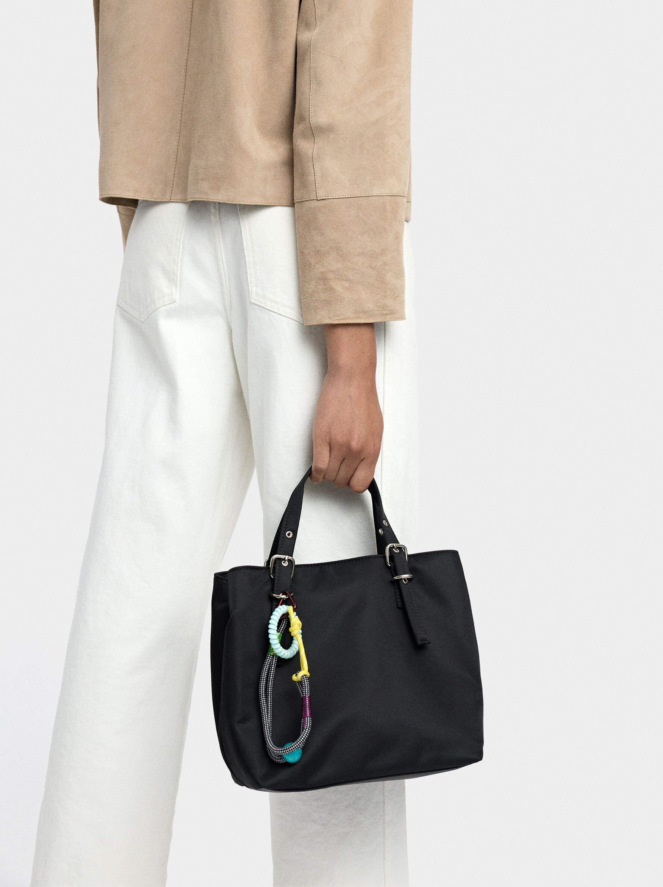 Bolso tote de nylon con colgante image number 1.0