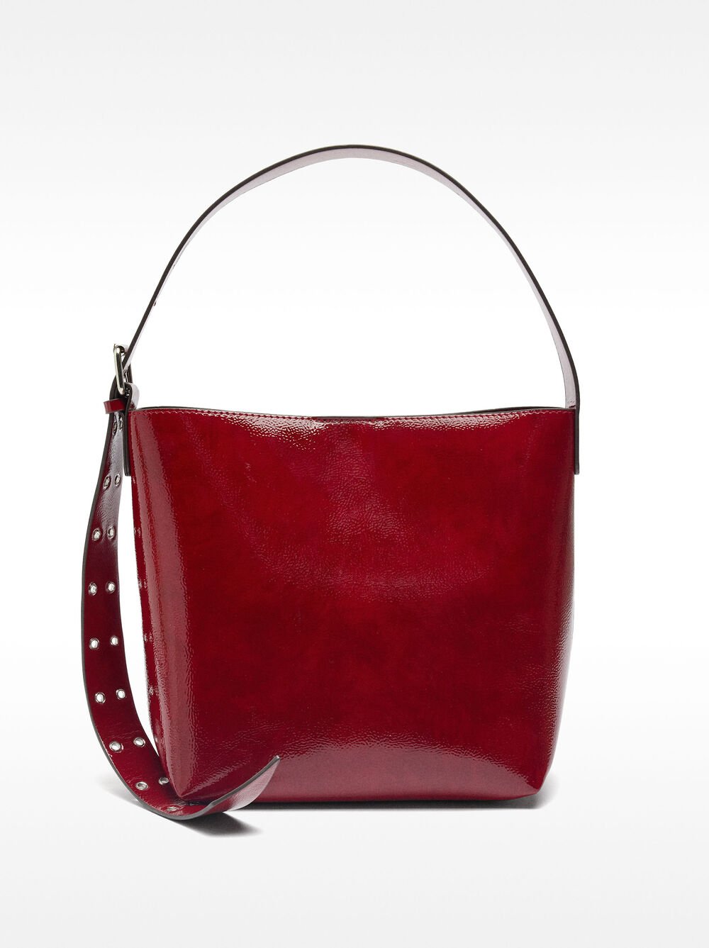 Bolso de hombro charolado