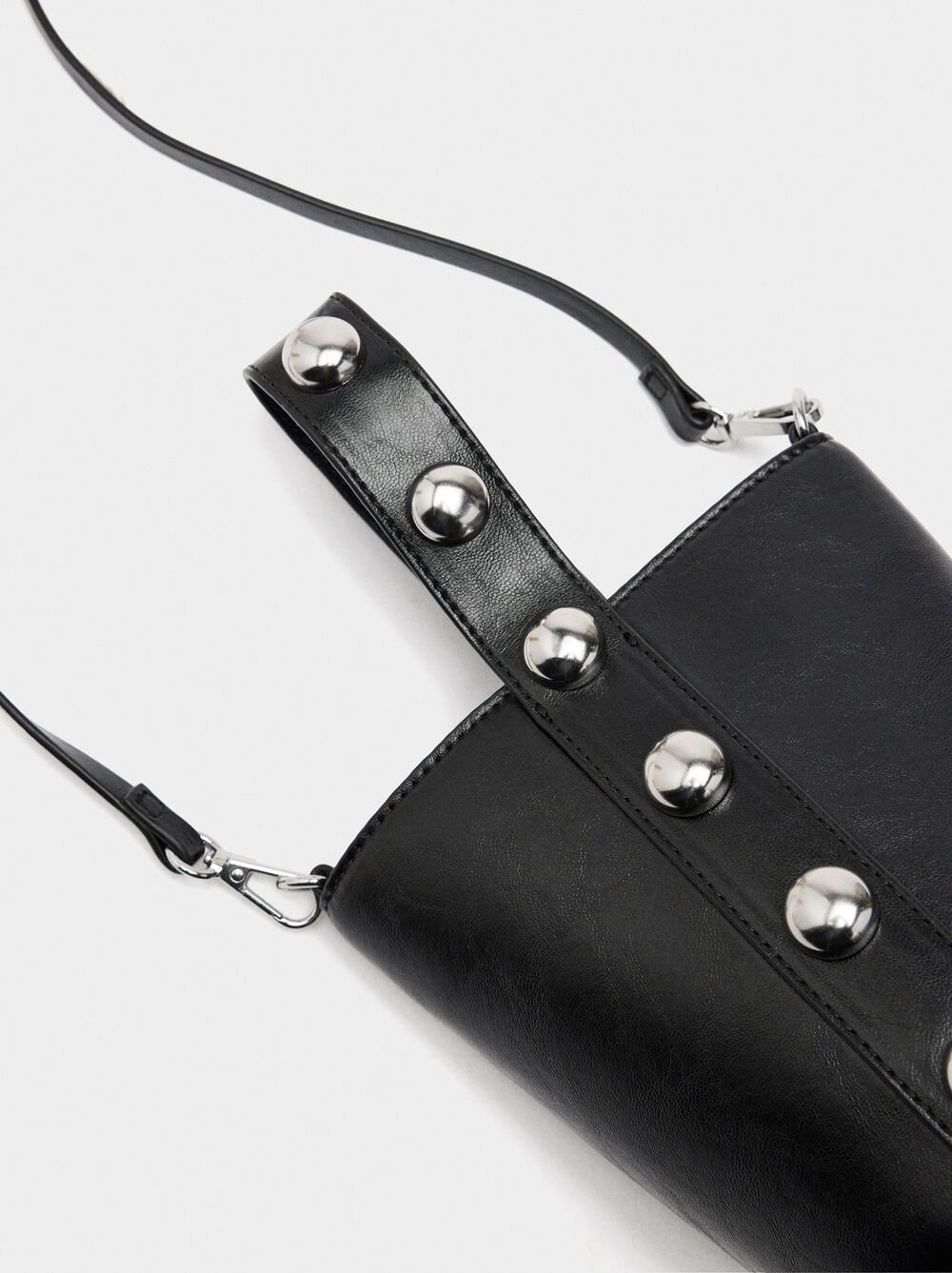 Bucket bag with spheres