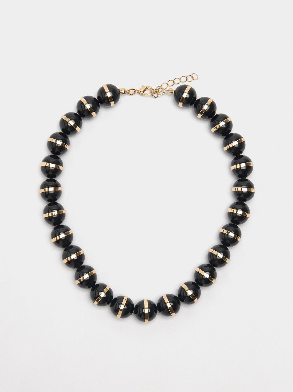 Short necklace with beads