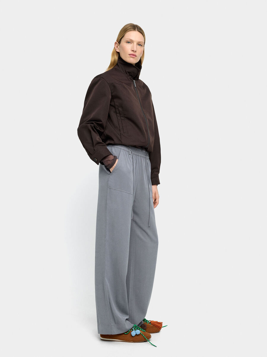 Elastic waist trousers with pockets