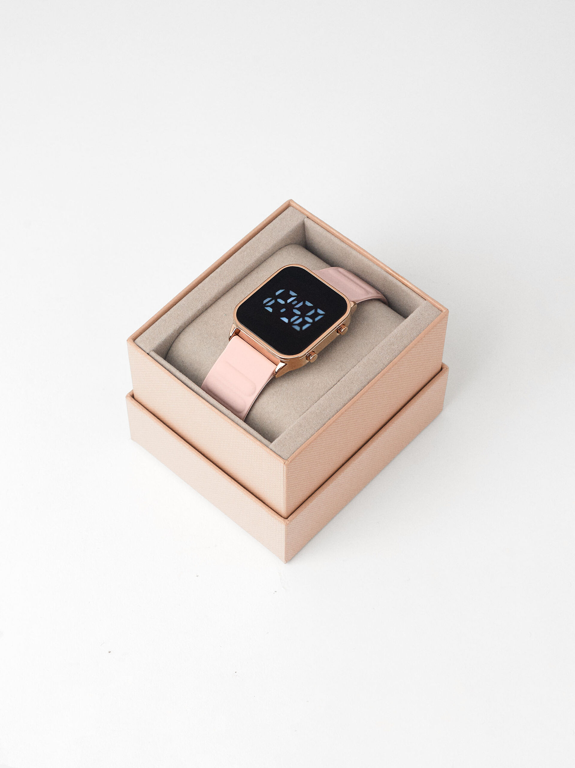 Digital watch with silicone strap image number 4.0