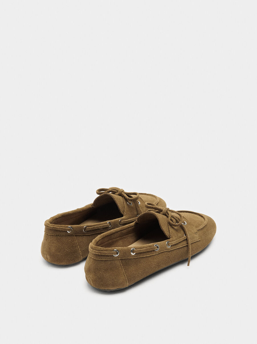 Leather moccasins with laces