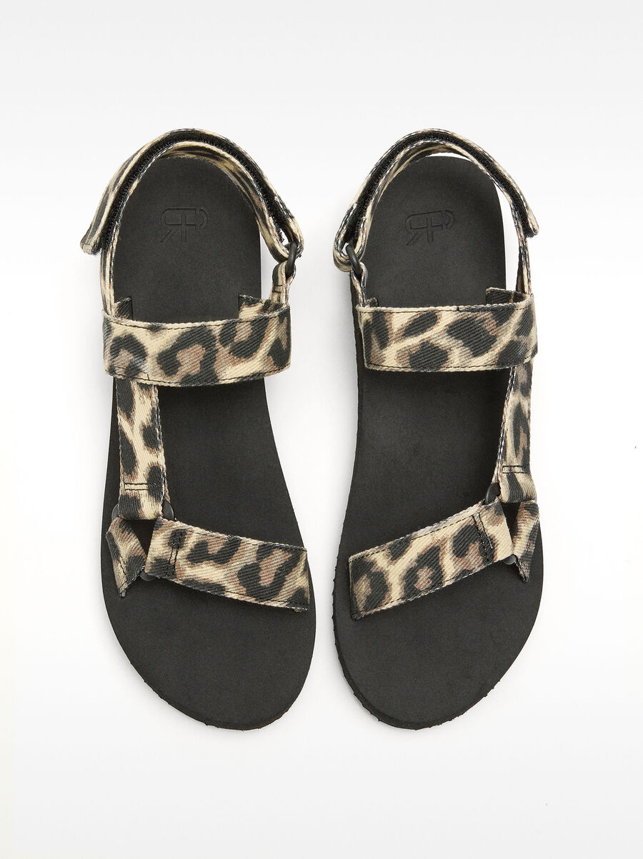 Flat sandals with animal print