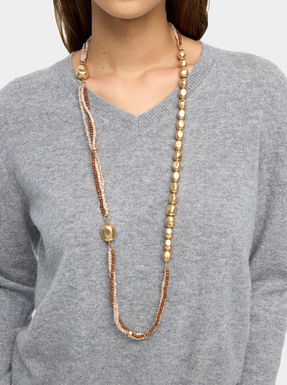 Asymmetric necklace with beads