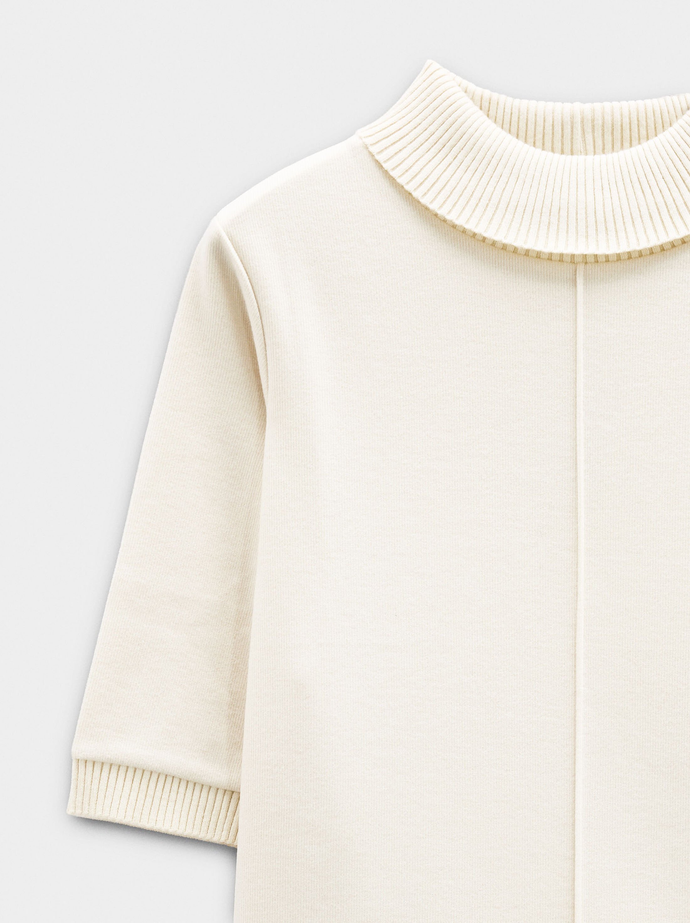 T-shirt with high neck image number 6.0