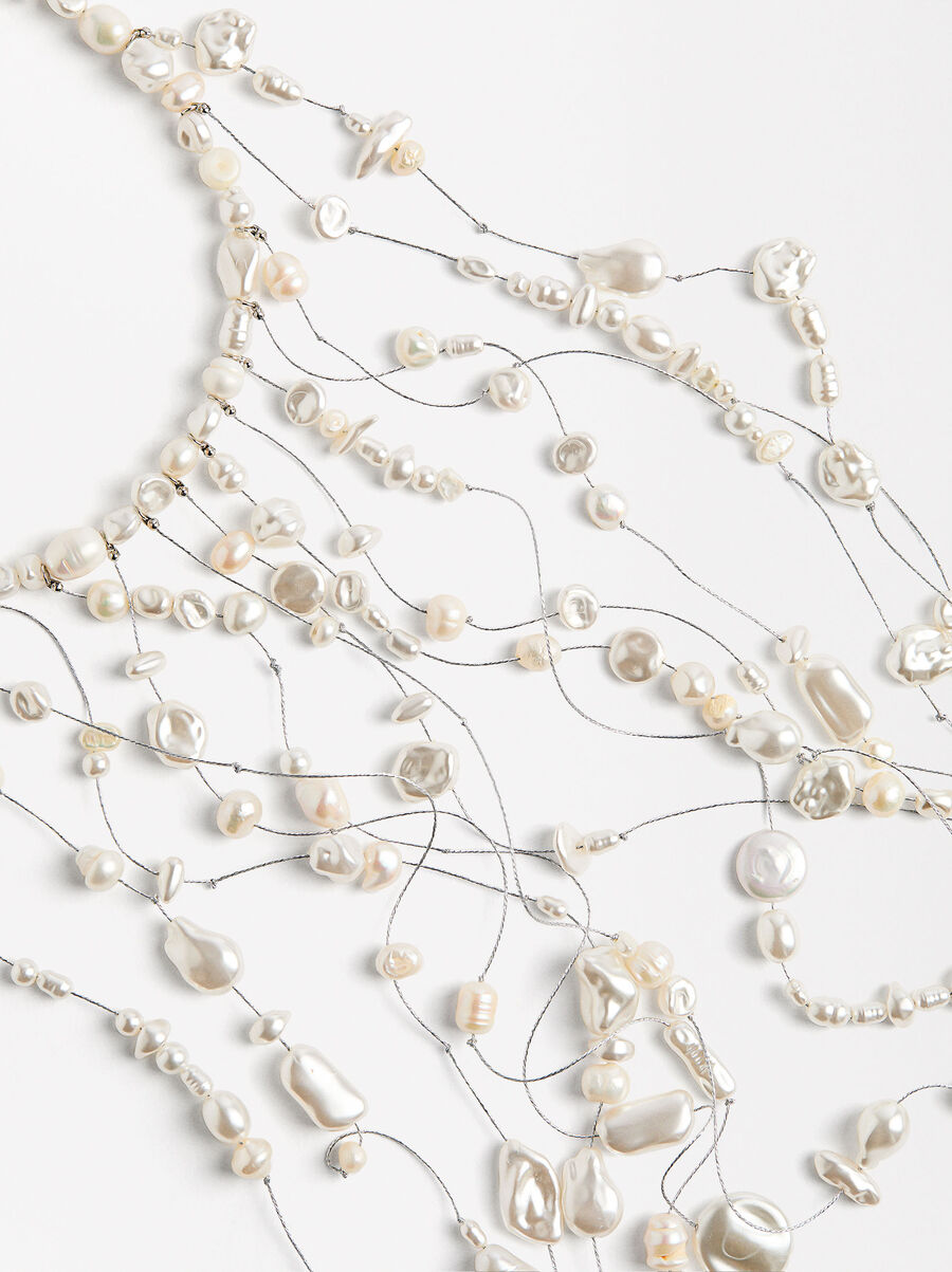 Long necklace with freshwater pearls
