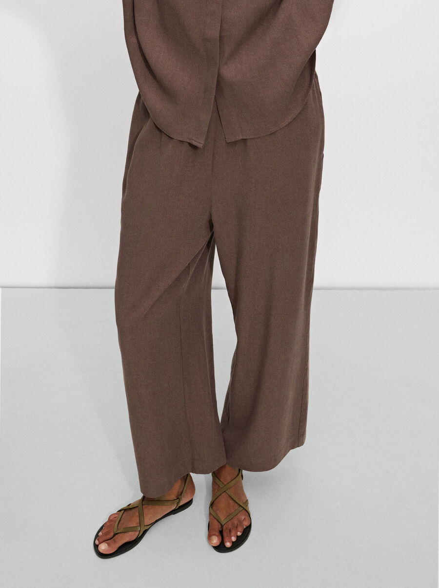 Loose-fitting trousers with elastic waistband