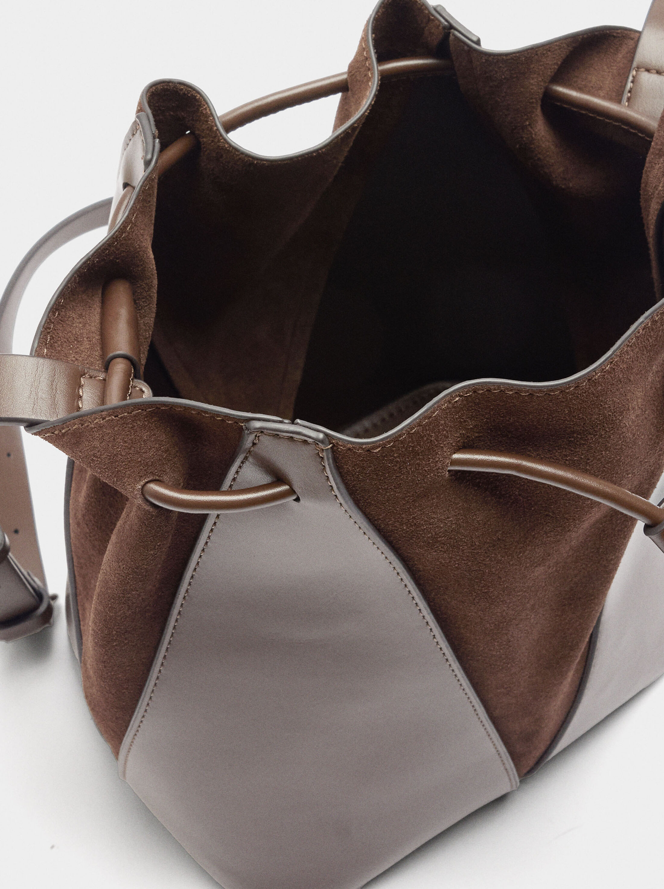 Bucket bag with leather M image number 3.0