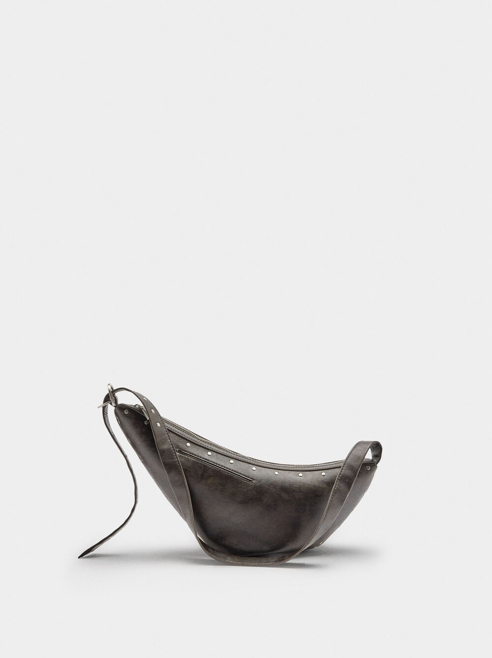 Asymmetrische Schultertasche mit Nieten