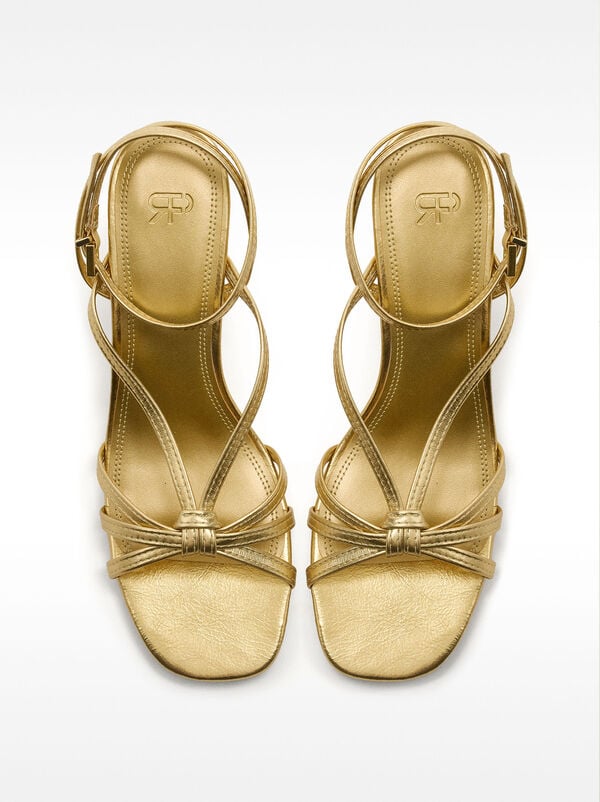 Leather sandals with straps
