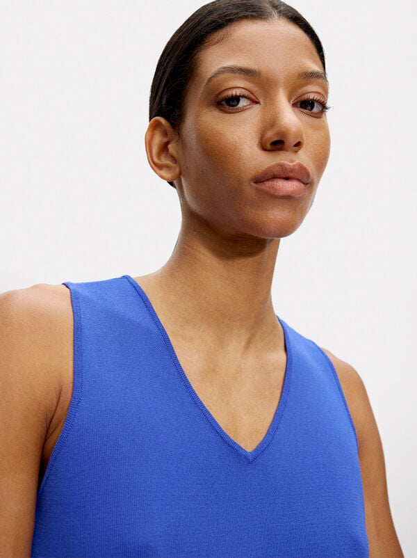 V-neck basic top