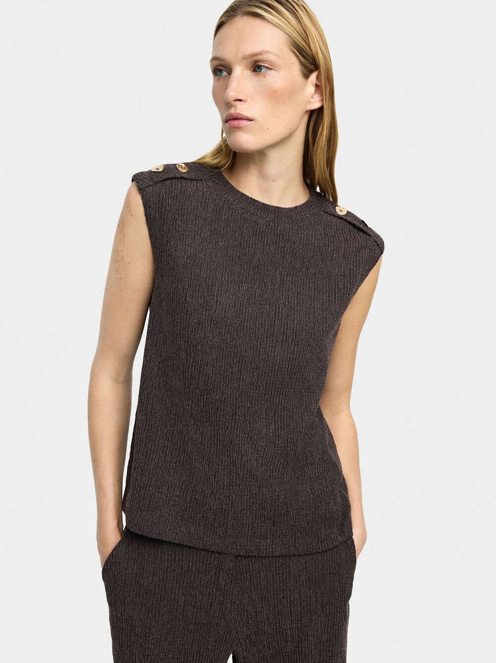 Top con botones y textura